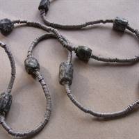 Aluminiumsringe med sten, lang gammel halskæde fra Afrika