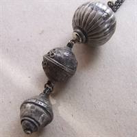 Forsølvet, oxyderet kæde med gamle afrikanske perler, genbrug