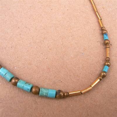 Guldfarvet tynd halskæde med metalrør og perler i turkis, genbrug.