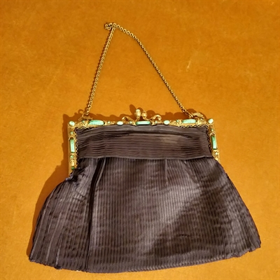 aftentaske mørkeblå silke med guldfarvet låsebøjle med turkisfarvede sten pynt guldkæde hank vintage taske gammel