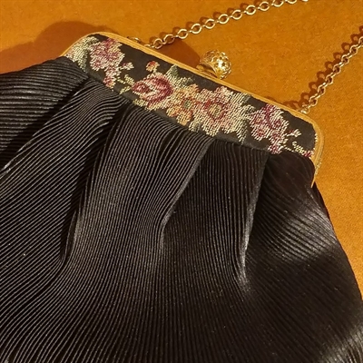 sort-aftentaske-blomsterbroderi-oeverst-guldfarvet-taskeboejle-hank-kaede-vintage-taske