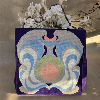 håndbroderet taske dyb lilla lyseblå lysegrøn hvid og sart orange organisk mønster vintage aftentaske 