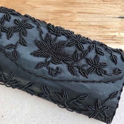 blomster-perlebroderi-sort-satin-kuverttaske-aftentaske-vintage