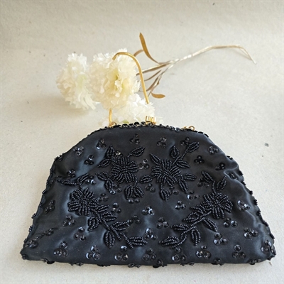 perlebroderet-aftentaske-sort-satin-guldkæde-hank-håndtaske