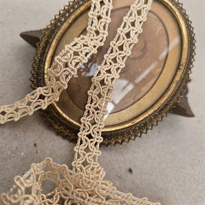 possementbaand-creme-silkebaand-pyntebaand-ribbon-old-possement-vintage-italiensk