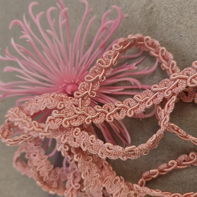 possementbånd-lyserødt-drejet-øje-skiftevis-siderne-gammelt-bånd-Italien