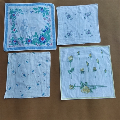forskelligfarvede-blomsterprint-paa-hvide-toerklaeder-vintage
