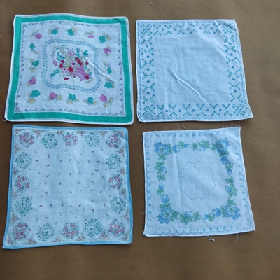 lommetoerklaeder-gamle-hvide-bomuld-mangefarvede-blomster-print