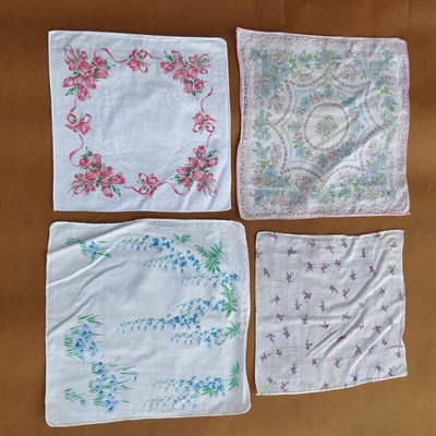 lommetoerklaeder-hvide-bomuld-printet-med-blomster-gamle-naeseklude