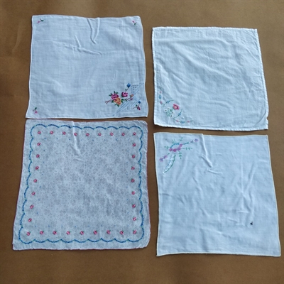 blomster-broderier-lommetoerklaeder-hvide-bomuld-gamle-naeseklude