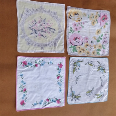 lommetoerklaeder-mange-farvede-blomster-print-gamle-naeseklude
