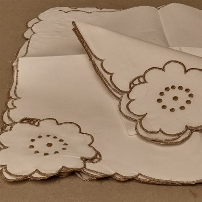 beige-kant-blomsterhjoerne-paa-hvid-bomuld-serviet-vintage-tekstil-