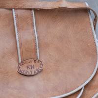 Lys brun læder skuldertaske, brugt taske, 28x24x7cm.