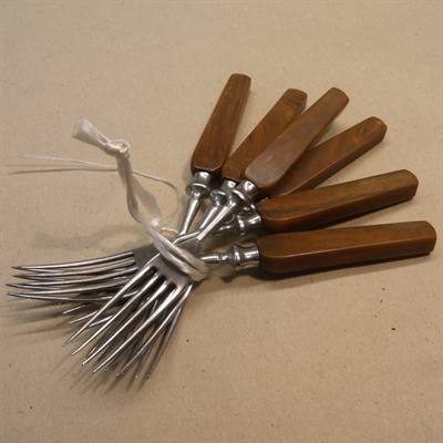 6 gafler med brune skafter. brugt bestik retro