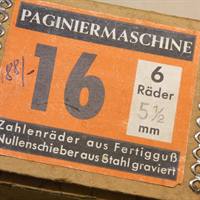 Paginiermaschine i original æske, h: 16 cm. genbrug