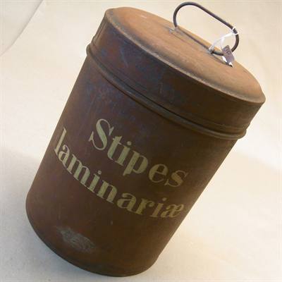 Stipes laminariæ  metal dåse med låg og håndtag.