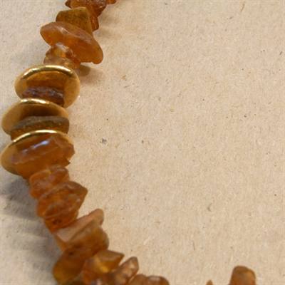 Ravhalskæde med flere 24 karats guldbelagte perler