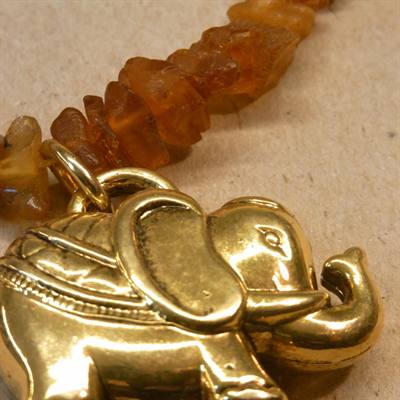 Guldfarvet elefant som vedhæng,46 cm. rårav kæde, ny