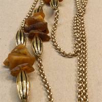 Guldfarvede perler, 104 cm., rårav kæde, ny