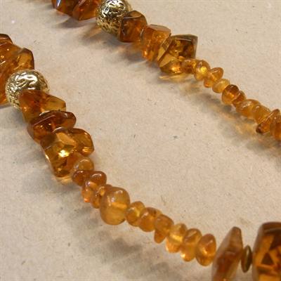 Guldfarvede perler på ravkæde. Store og små rav perler på halskæde.