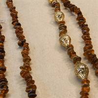 Mørk trumlepoleret lang rav halskæde m. guldfarvede perler, l:158 cm, ny