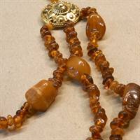 Trumlepoleret ravkæde, guldfarvede perler, 64 cm. ny